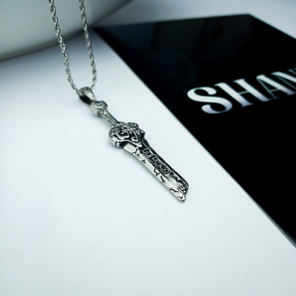 گردنبند شمشیر شکسته مانگا